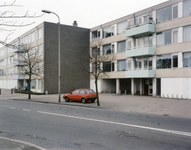 108429 Gezicht op een flatgebouw aan de Oranjerivierdreef te Utrecht.